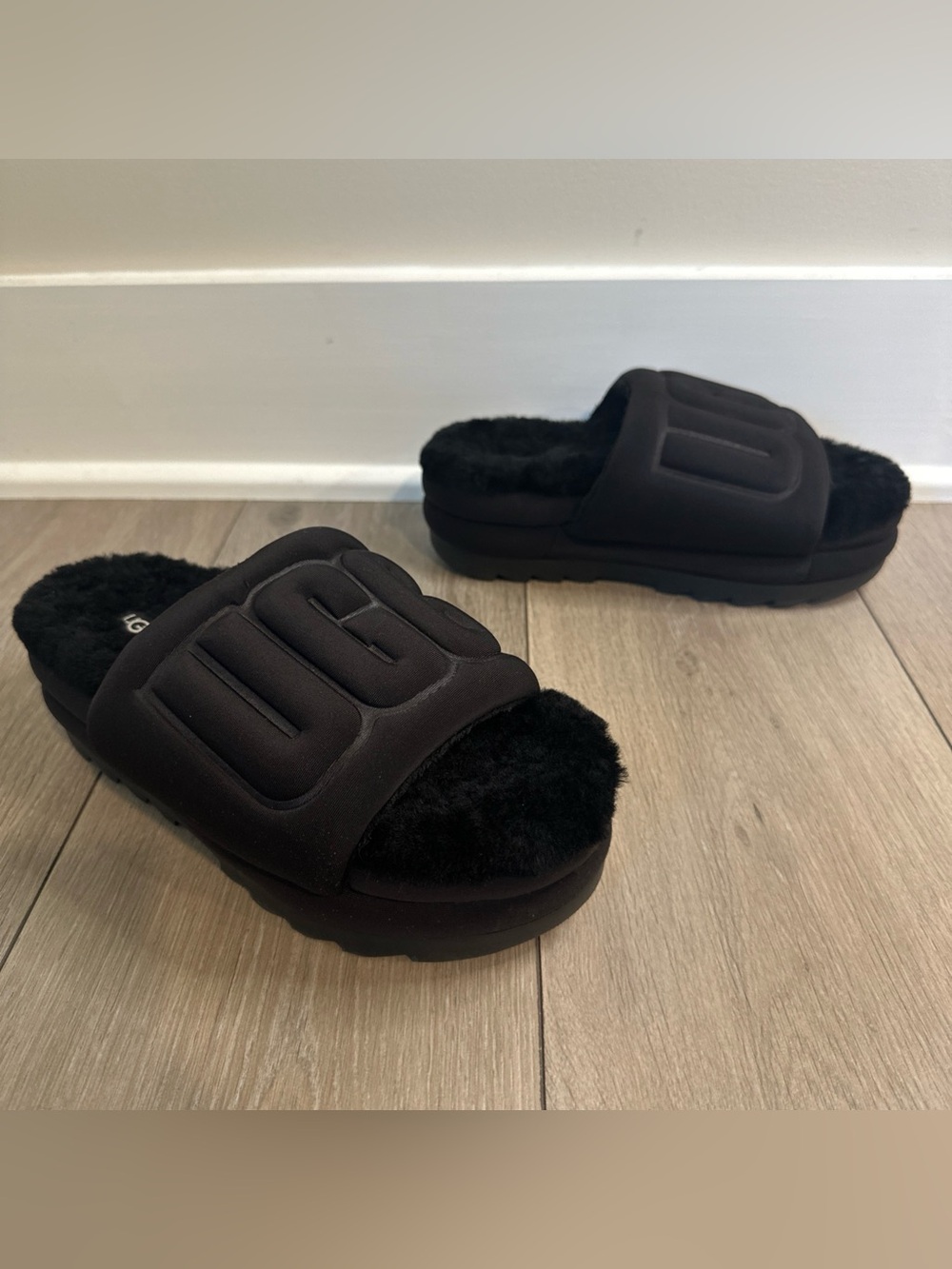 UGG Women's Size 8 Maxi Graphic Slide Platform Sandal Black Sherpa Slipper